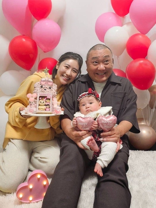 【写真・画像】 山本圭壱、娘のハーフバースデーを祝った日に撮影した家族ショットを公開「おめでとう」「可愛すぎます」の声 　1枚目