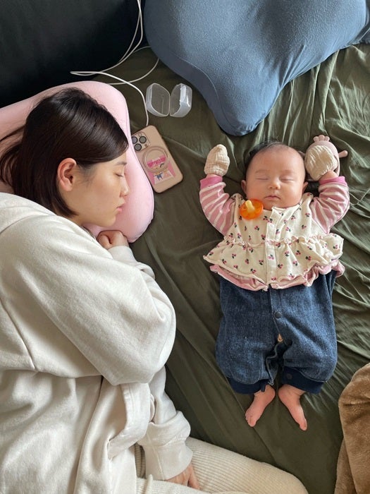 【写真・画像】 山本圭壱、眠っている妻・西野未姫と娘の2ショットを公開「どこかに隠れているのかと寝室を覗いたら」 　1枚目