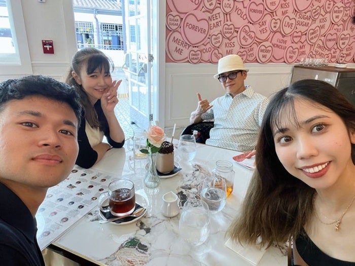 【写真・画像】 薬丸裕英、ハワイの店で家族と一緒にランチ「子供達にゴチになりました」 　1枚目