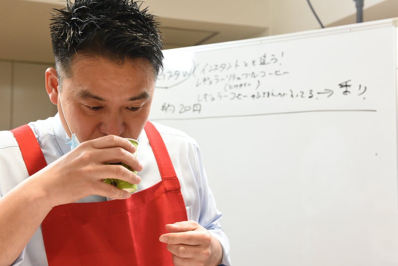 コーヒーを試飲するレジェンド松下さん