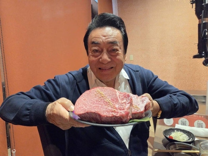 【写真・画像】 高橋英樹、沖縄ロケ後に大きなステーキを堪能「御馳走してもらったのです！」 　1枚目