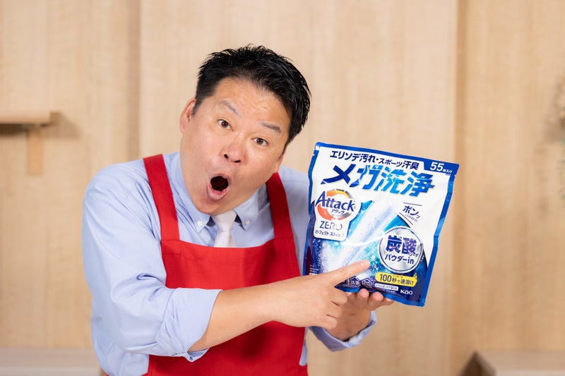 【画像】アタックゼロパーフェクトスティックのパッケージに載った「炭酸ソーダパウダーin」のロゴを指差すレジェンド松下さん。