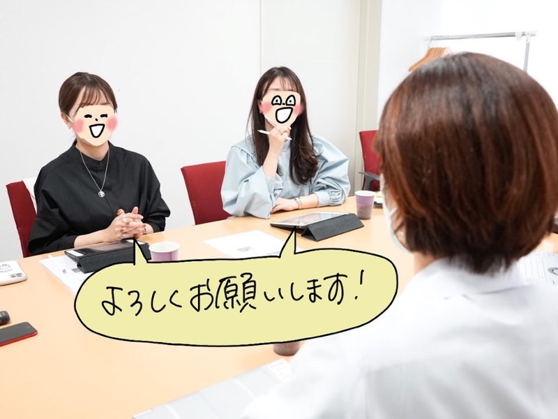 ロート製薬「SKIO」開発担当者にインタビューするオギャドキさんの写真