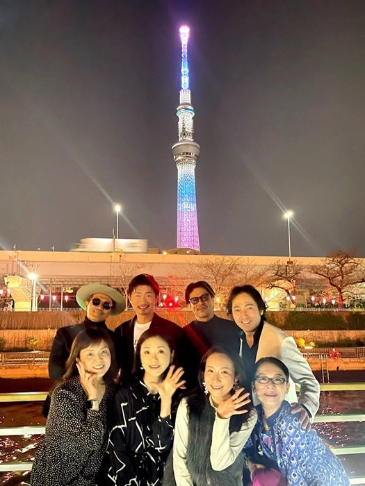 【写真・画像】 石原詢子、毎年恒例の“屋形船でお花見会”で撮影したATSUSHIやMAKIDAIらとの集合ショット「普段、お会い出来ないような方々と」 　1枚目