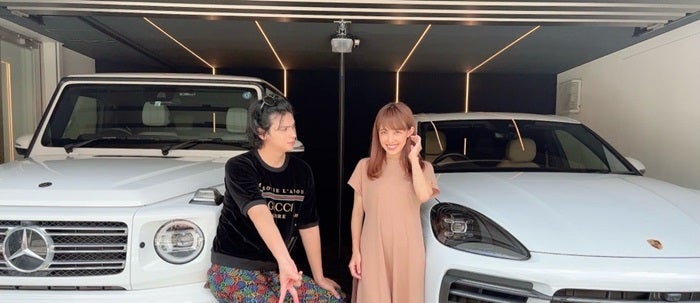 【写真・画像】 川崎希、愛車をバックにした夫婦ショットを公開「いつもベンツのゲレンデとポルシェのカイエンの2台を使い分けてて」 　1枚目