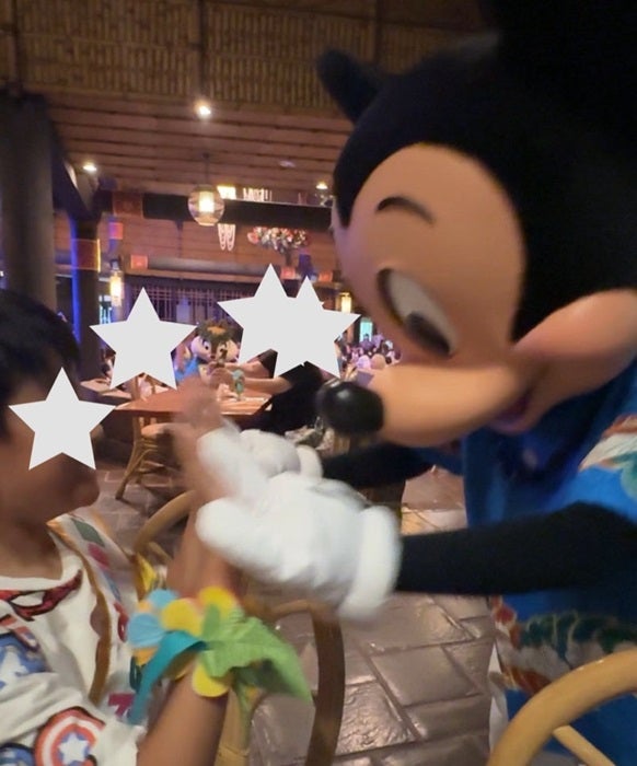 【写真・画像】 「やっぱりここ！！」息子が大好きなTDLレストランで誕生日を祝福「座席にキャラクター来てくれる」 　1枚目