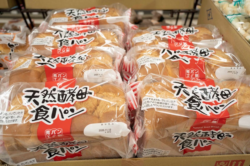 お客様にも社員にも人気な「天然酵母食パン」が陳列されている写真