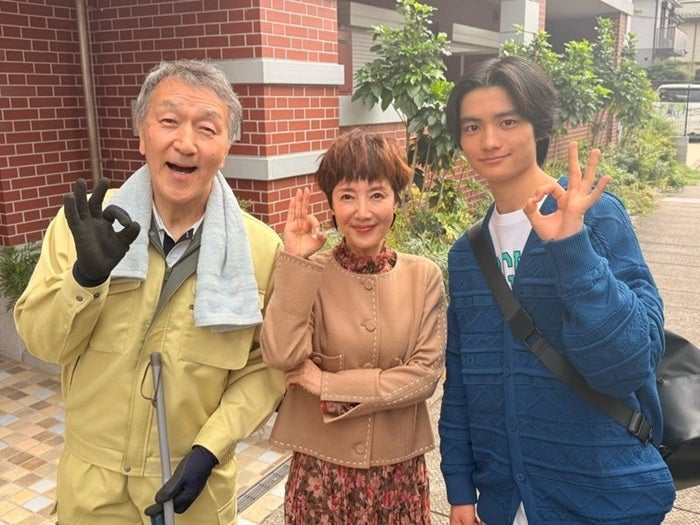 【写真・画像】 戸田恵子、共演者・城桧吏らとの3ショットを公開「おばさん達の応援、宜しく」 　1枚目