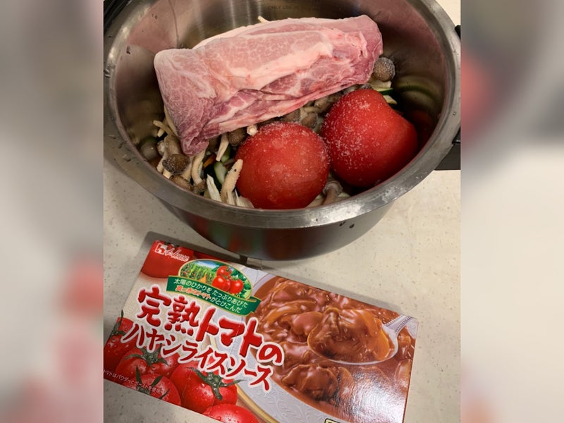 【写真】ホットポットに玉ねぎ、ズッキーニ、人参、しめじ、冷凍していたトマト、豚肉が入っている。その横には完熟トマトのハヤシライスソース。