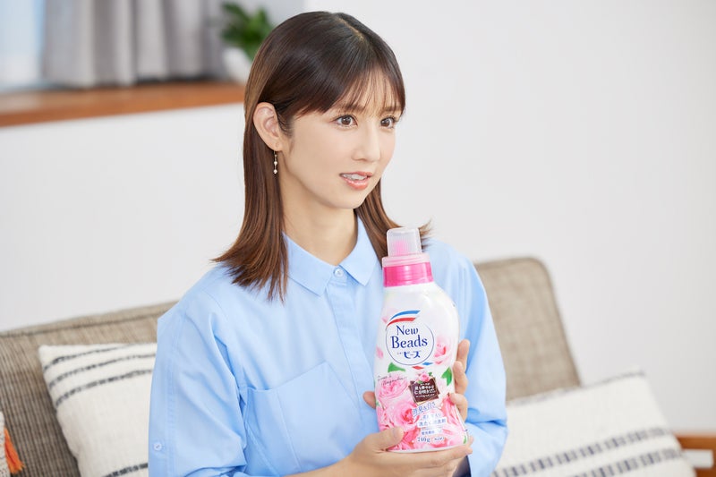 【画像】柔軟剤入り洗たく用洗剤「ニュービーズ」を持つ小倉優子さん