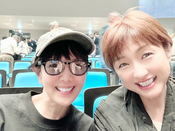 【写真・画像】 戸田恵子、岩崎宏美のコンサートで偶然隣の席になった人物との2ショット「還暦らしいけど信じられない！」 　1枚目