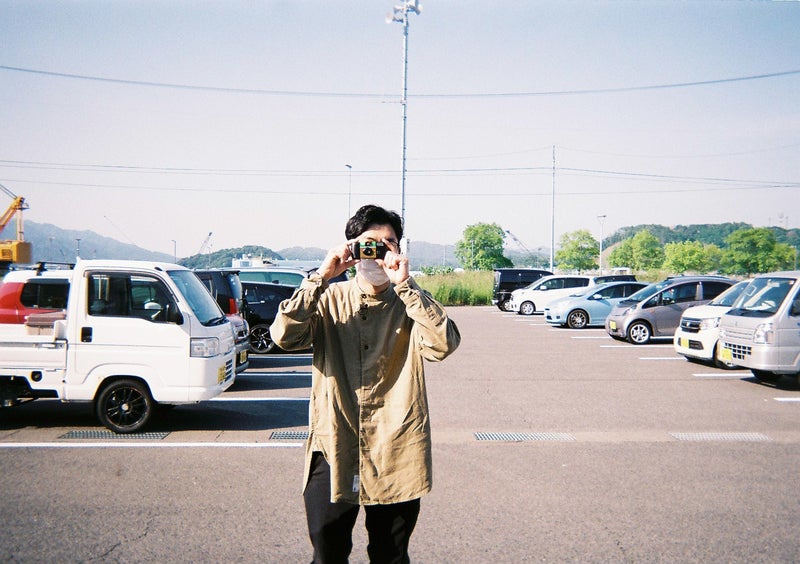 【写真】天津木村さんが写ルンですを持っている姿