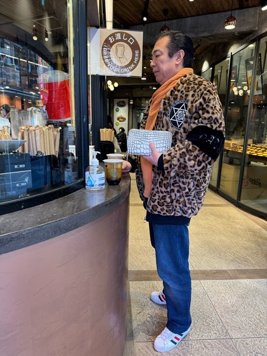 【写真・画像】 堀ちえみ、注文したドリンクを待つ夫の姿を公開「人気の台湾スイーツのお店」 　1枚目