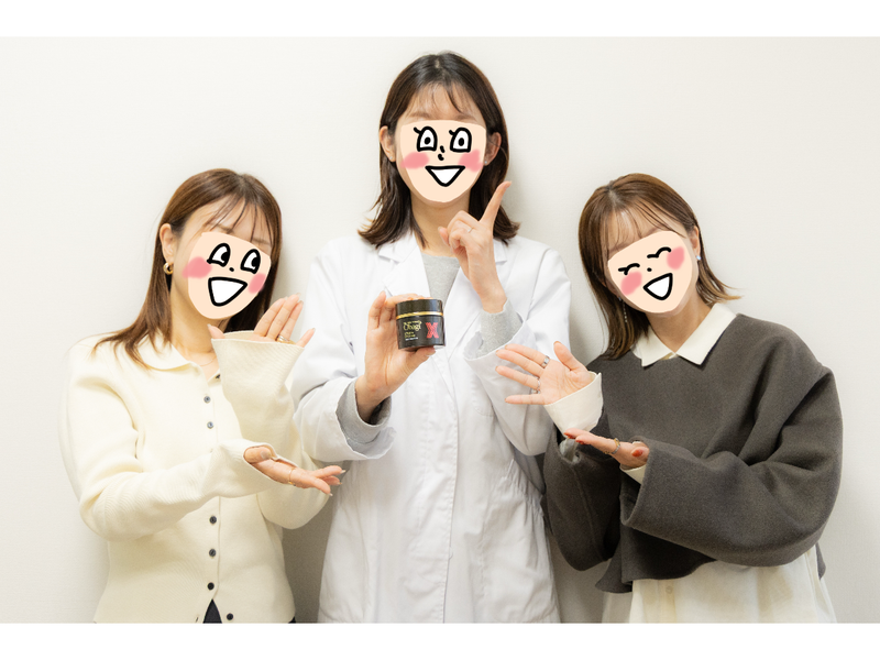 【写真】商品を持ったスリーショット