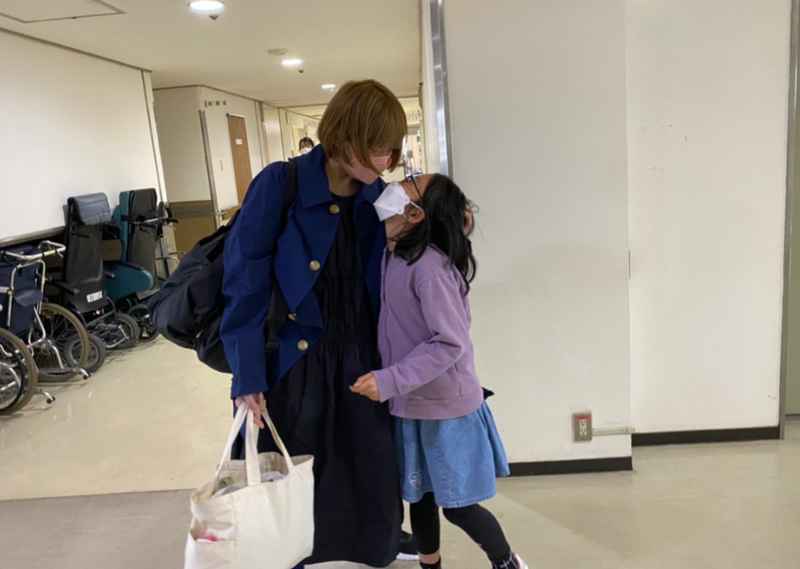 【画像】退院した妻と寄り添う娘