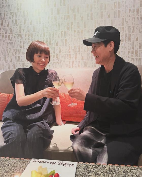 【写真・画像】 渡辺満里奈、19回目の結婚記念日を迎え夫・名倉潤との2ショットを公開「わがままな私をいつも見守ってくれてありがとう」 　1枚目