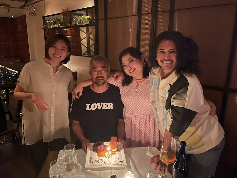 【写真】誕生日プレートと共に集合写真を撮る渡辺直美さんと三人の友達