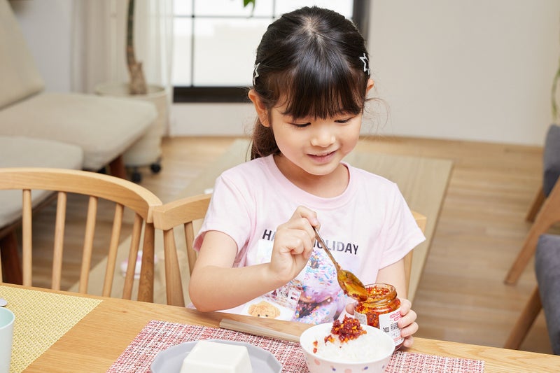 【画像】ご飯におかずラー油をのせるきあちゃん