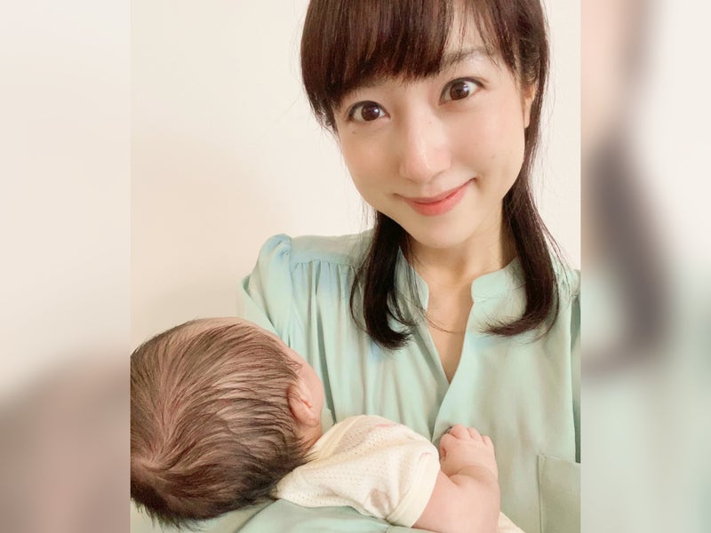 【画像】川田裕美さん生後1ヶ月の長男を抱っこする様子