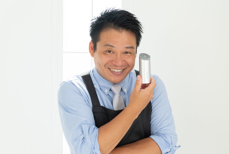 摩擦レス洗顔ブラシを持ってほほえむレジェンド松下さんの写真