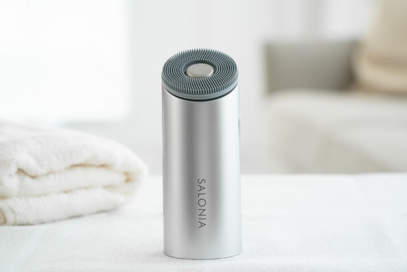 サロニア「イオンフェイシャルブラシ」とタオルの写真