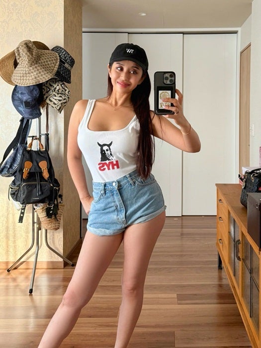 【写真・画像】 PINKY、40代のショートパンツ姿を公開「ボディラインが綺麗になると心も快活に」 　1枚目