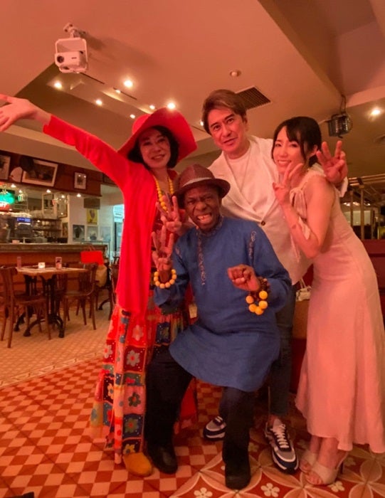 【写真・画像】 川崎麻世、サンコン夫妻らとの食事会「サンコンさんが焼酎を持って俺の隣に座って」 　1枚目