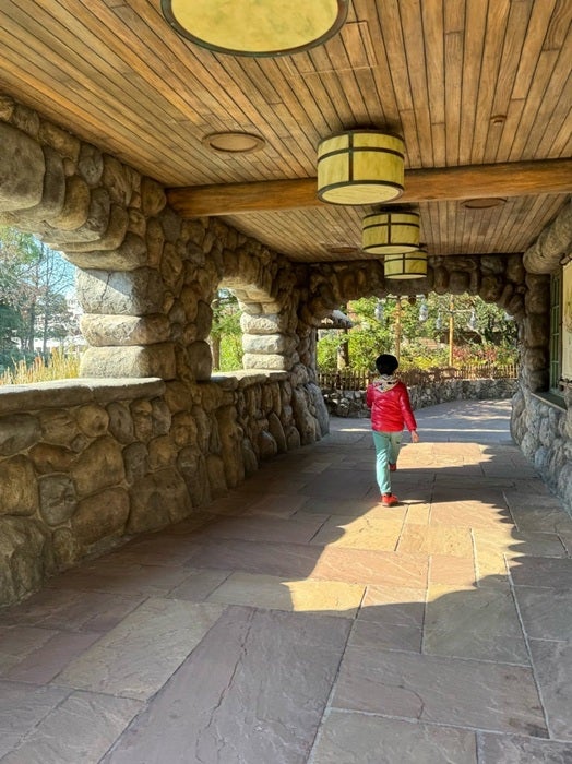 【写真・画像】 料理研究家・桜井奈々、混雑するTDLで穴場を発見「リフレッシュ空間発見しました」 　1枚目