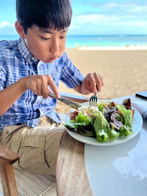 市川右團次、ハワイの海をバックに朝食を堪能する息子の姿「しっかり食べるようになった」 