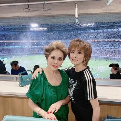  デヴィ夫人、小柳ルミ子に教わりながらサッカー観戦「興奮と熱気に包まれていました」  1枚目