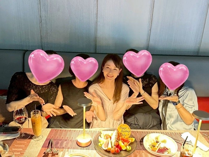 【写真・画像】 細川直美、高層レストランで友人達からサプライズ「たまの贅沢でご褒美です」 　1枚目