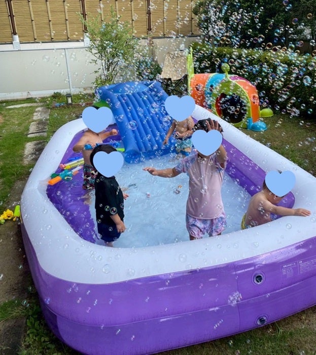 【写真・画像】 高橋真麻、自宅でプールを満喫する子ども達の姿「ママ友家族と我が家で」 　1枚目