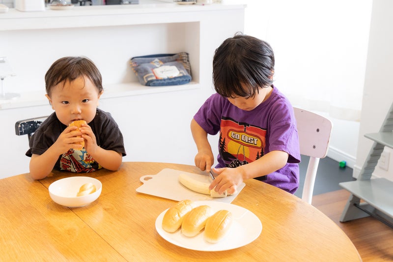 【画像】バナナを切るうたくんと超熟ロールを食べるとわくん