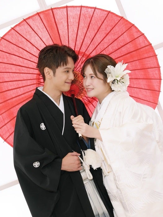 【写真・画像】 12年前に出会った舞台の初日と同じ日に結婚したことを報告「たくさんの辛い事も共に乗り越えてきました」 　1枚目