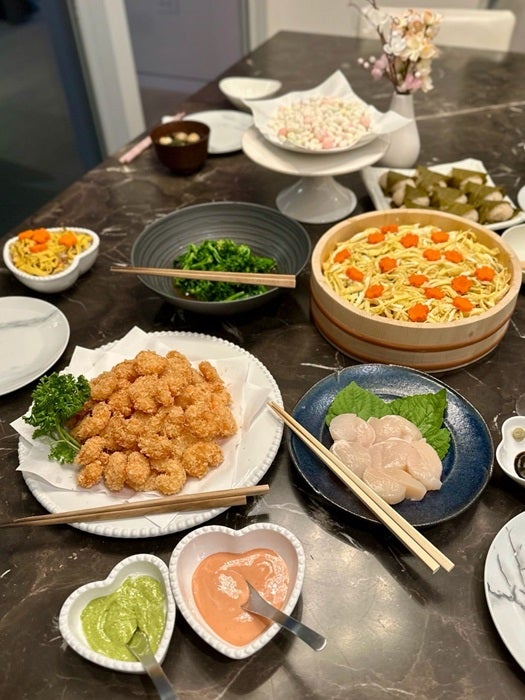 【写真・画像】 つんく♂「盛り上がります」ハワイで迎えたひな祭りの様子「今回もあれこれと仕込んで」 　1枚目