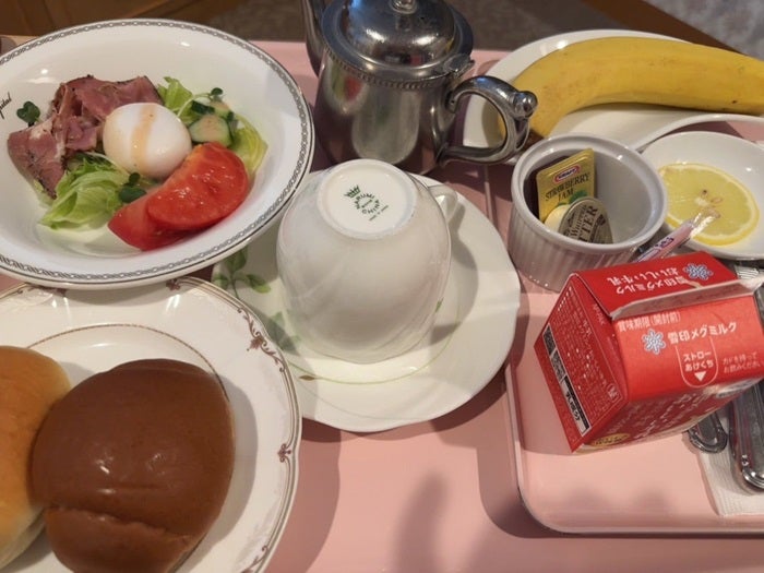 【写真・画像】 アレク、入院している妻・川崎希の豪華な朝食を公開「のんちゃんの朝ごはん来たー」 　1枚目