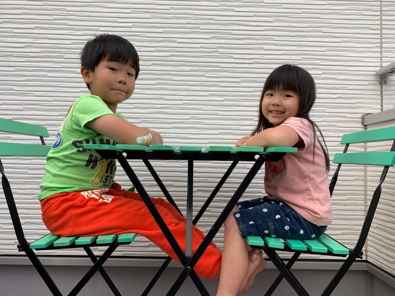 【写真】緑色の椅子に向かい合って座る弟の楽くんと妹の誉ちゃん。