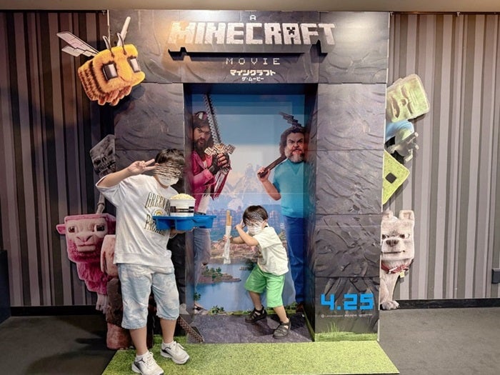 【写真・画像】 辻希美、息子達と一緒と観に行った映画「世界観がリアルで感動した」 　1枚目