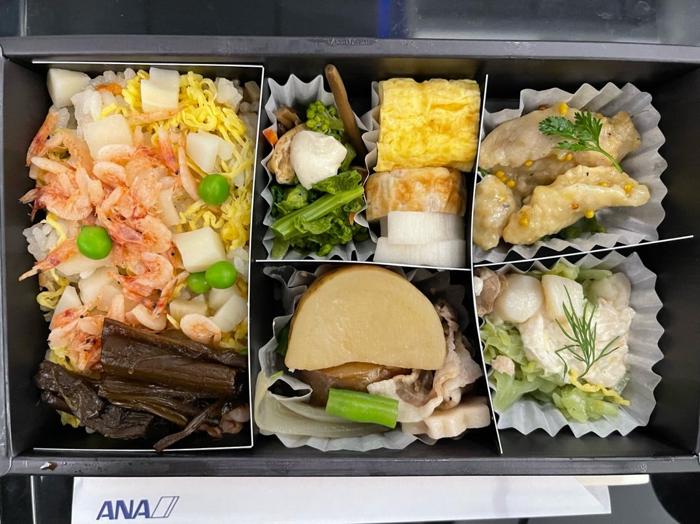 【写真・画像】 假屋崎省吾『ANA』のプレミアムクラスでの機内食を紹介「夕飯用なので、しっかりしたお献立でした」 　1枚目