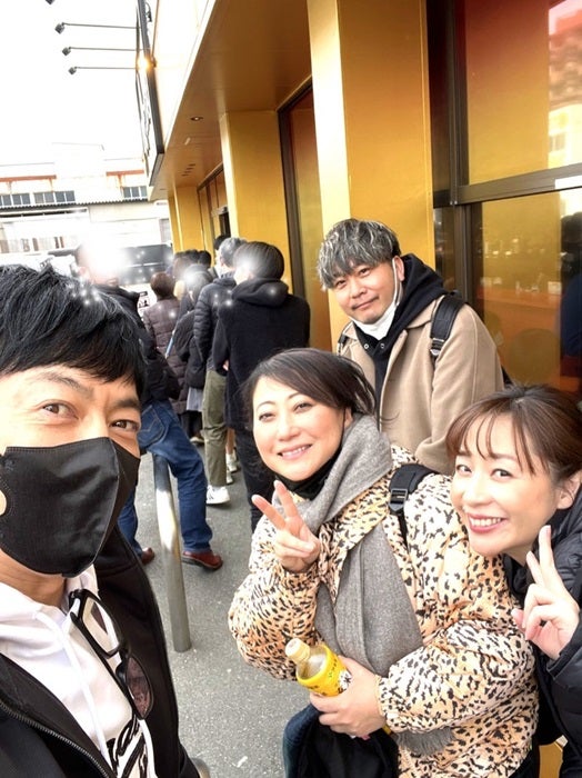 【写真・画像】 東MAX、友近らと一緒に行列に並んで食べた料理を公開「30分くらい待った」 　1枚目