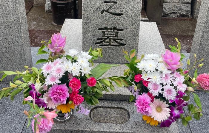 【写真・画像】 市川團十郎、妻・小林麻央さんの墓参りへ「麻央さんに似合う花ですね」「とても嬉しいと思います」の声 　1枚目