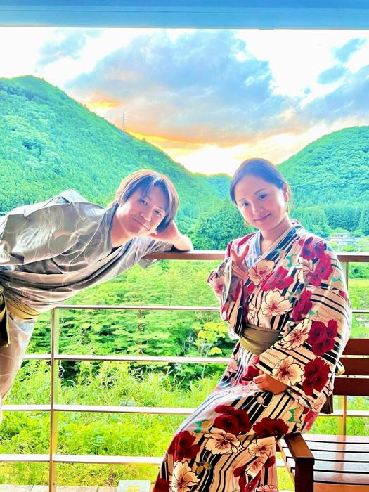 【写真・画像】 城咲仁、妻・加島ちかえと浴衣を着用した夫婦ショットを公開「久しぶりの家族旅行」 　1枚目