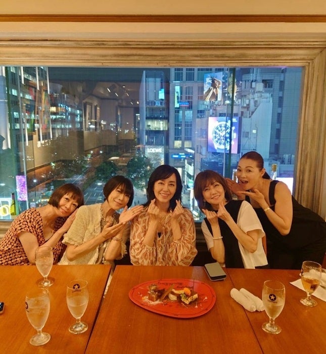 【写真・画像】 堀ちえみ『花の82年組』メンバーと食事会「お誕生日のお祝いもサプライズで！」 　1枚目