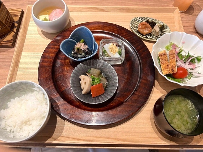 【写真・画像】 藤あや子、京都のホテルで堪能した豪華な朝食「美味しそう」「豪華ですね」 　1枚目