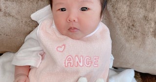 石田安奈、名前入りのベビー服を着た娘の姿を公開「なんとも言えない顔」