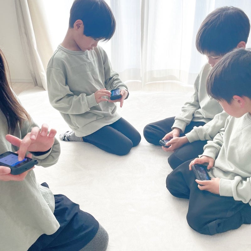 かおるこさんの4人のお子さんが「はみっく 」を操作している写真
