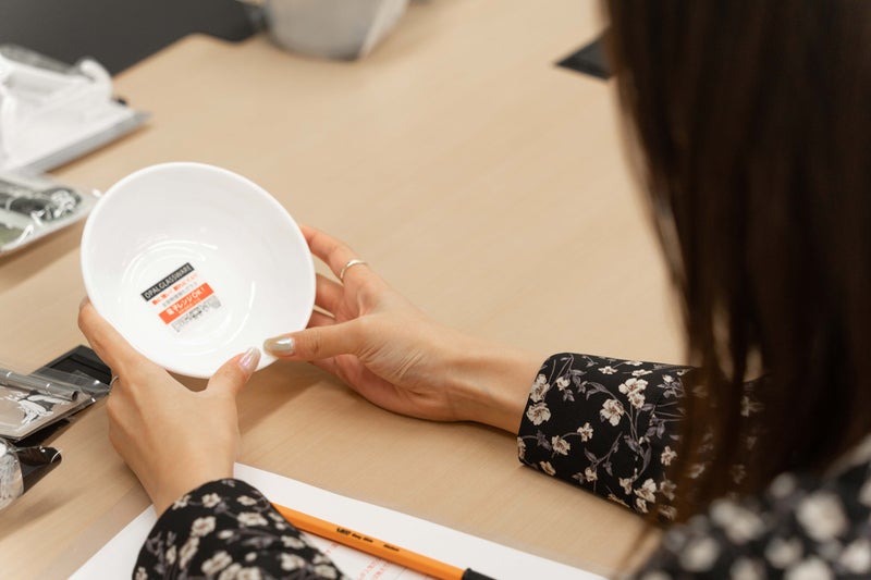 【写真】おすすめSeriaのキッチングッズを手に取る編集M