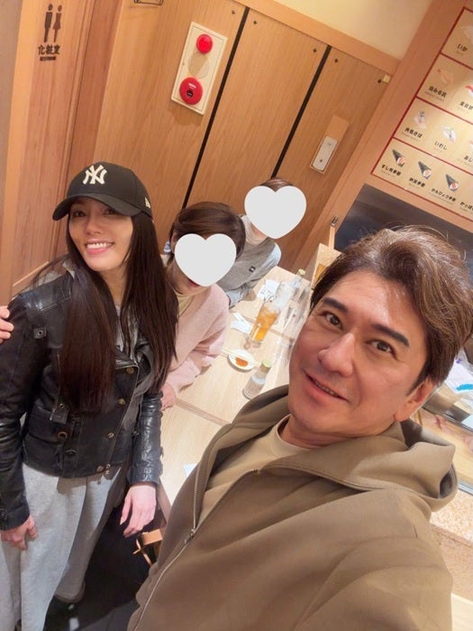 【写真・画像】 川崎麻世、妻や義母と人気の立ち食い寿司へ「ほんと仲良しの家族で平和に暮らしてます」 　1枚目