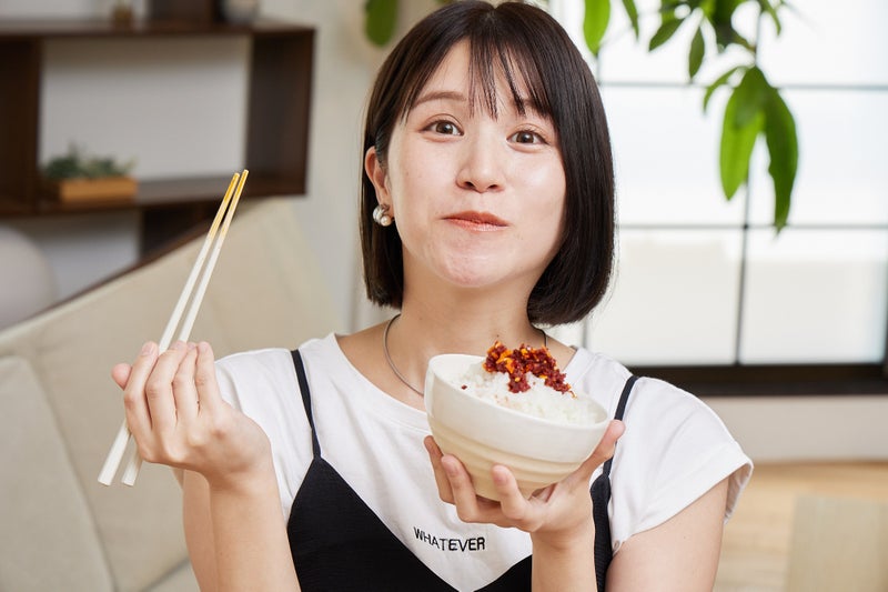 【画像】ご飯とおかずラー油を食べる川島さん