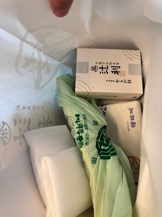 【写真・画像】 杉浦太陽、京都駅で購入した家族が好きな土産「生放送を終えて」 　1枚目